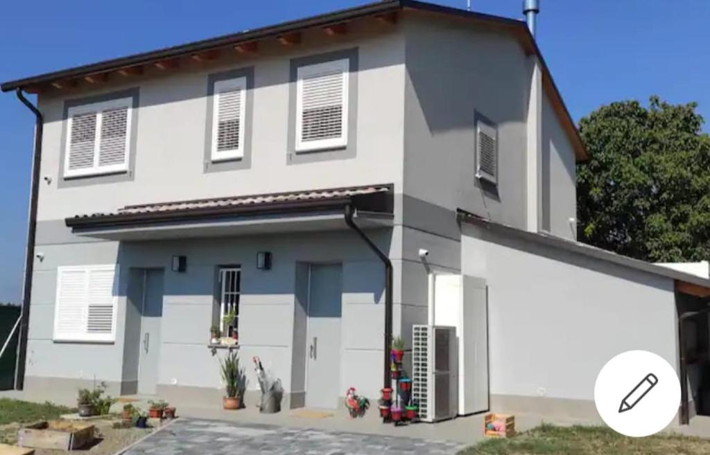 uma casa branca com um preto e branco em Appartamento B&B Cà Betty em Sacerno