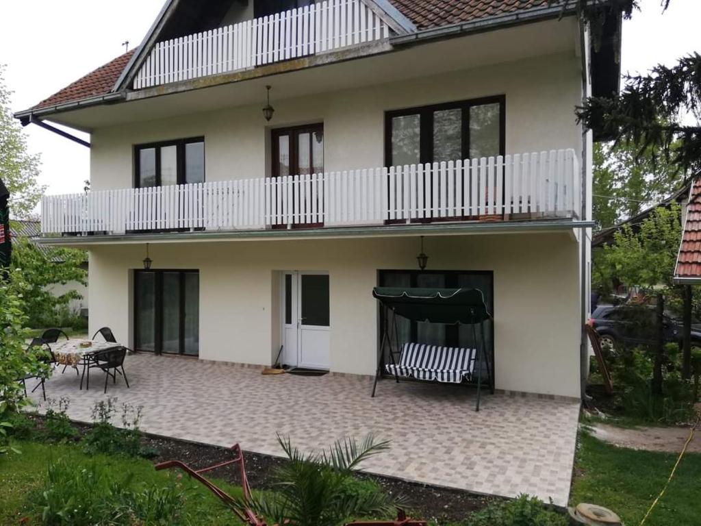 Casa con balcón y patio en Seosko domaćinstvo Najdanović en Soko Banja