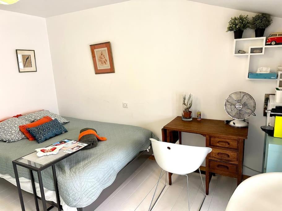 1 dormitorio con cama, escritorio y silla en Mini studio 12m2, Lyon4, centre CroixRousse, 2prs en Lyon