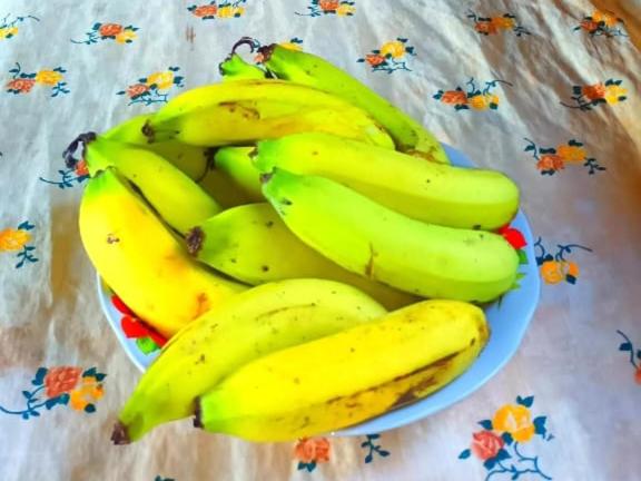 un montón de plátanos en un plato en una mesa en Blue Sea Guest House, en Besir