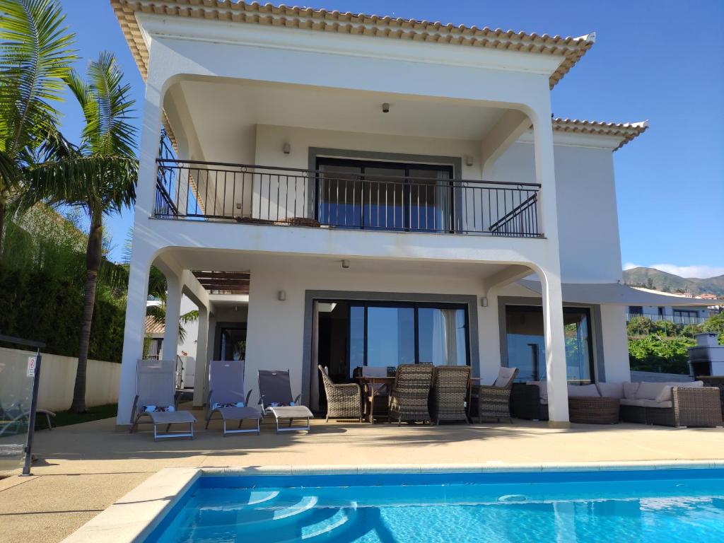17 ° West, Lux. Inf. Pool villa, 5 minutes to the sandy beach, WiFi في Estreito da Calheta: فيلا بمسبح و بيت