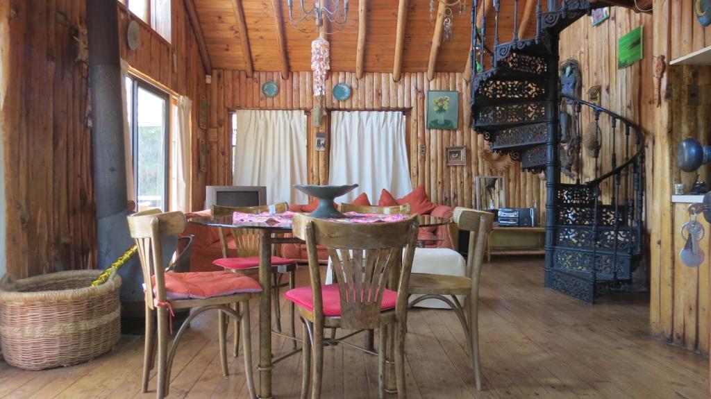 - une salle à manger avec une table et des chaises dans l'établissement Casa Rustica a pasos de la playa, à El Quisco