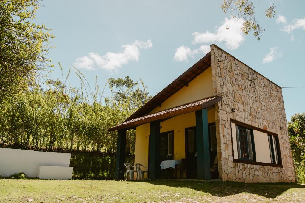 a small house with a stone facade at Villa Nova Holanda in Mulungu