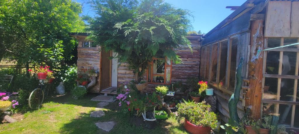 En have udenfor Pieza y estacionamiento independiente