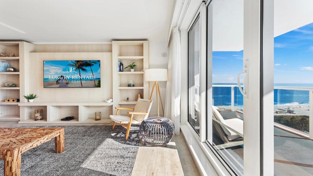 ein Wohnzimmer mit Meerblick in der Unterkunft Oceanview Private Condo at 1 Hotel & Homes -1412 in Miami Beach