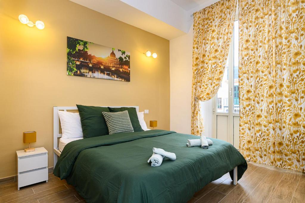 um quarto com uma cama verde com dois bichos de peluche em Vatican Bells em Roma