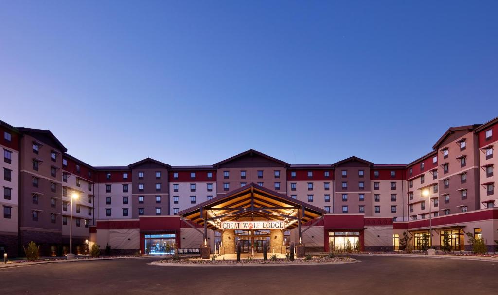an exterior view of a hotel at night at Great Wolf Lodge Arizona in Scottsdale