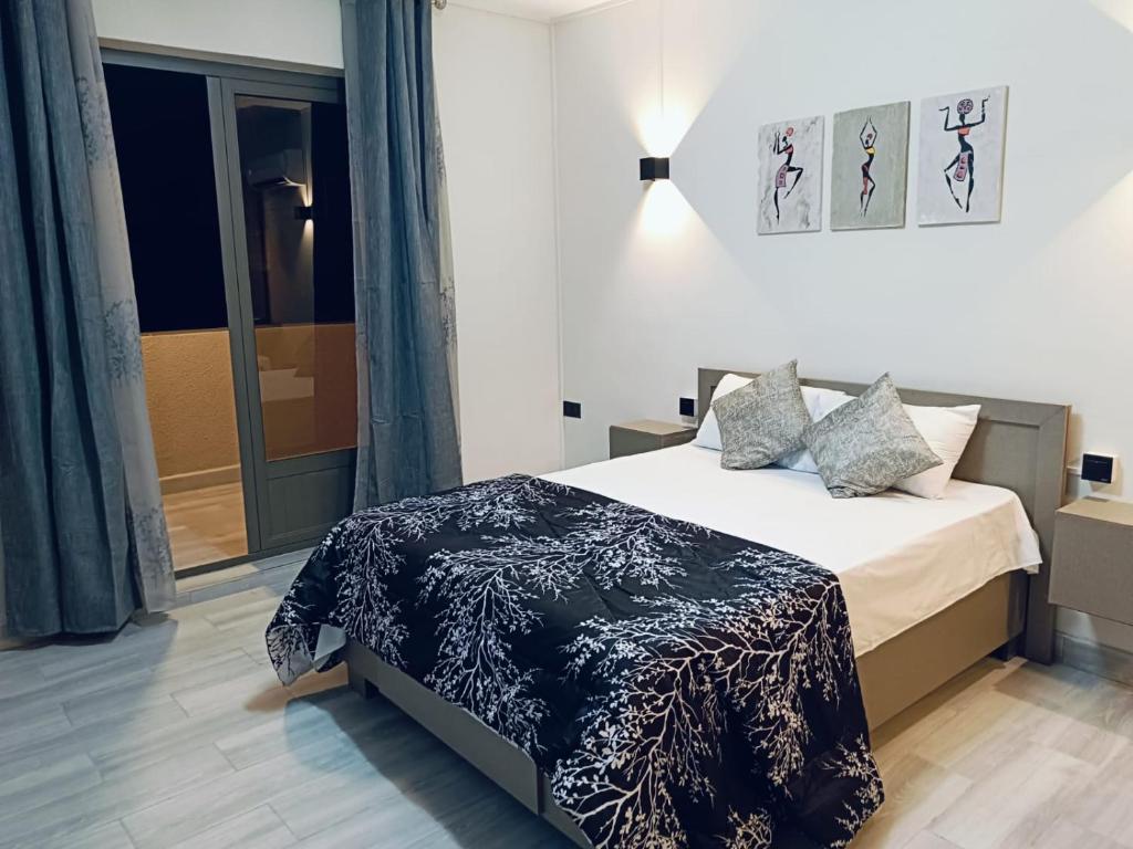 sypialnia z łóżkiem z czarno-białym kocem w obiekcie VH Studios w mieście Flic-en-Flac