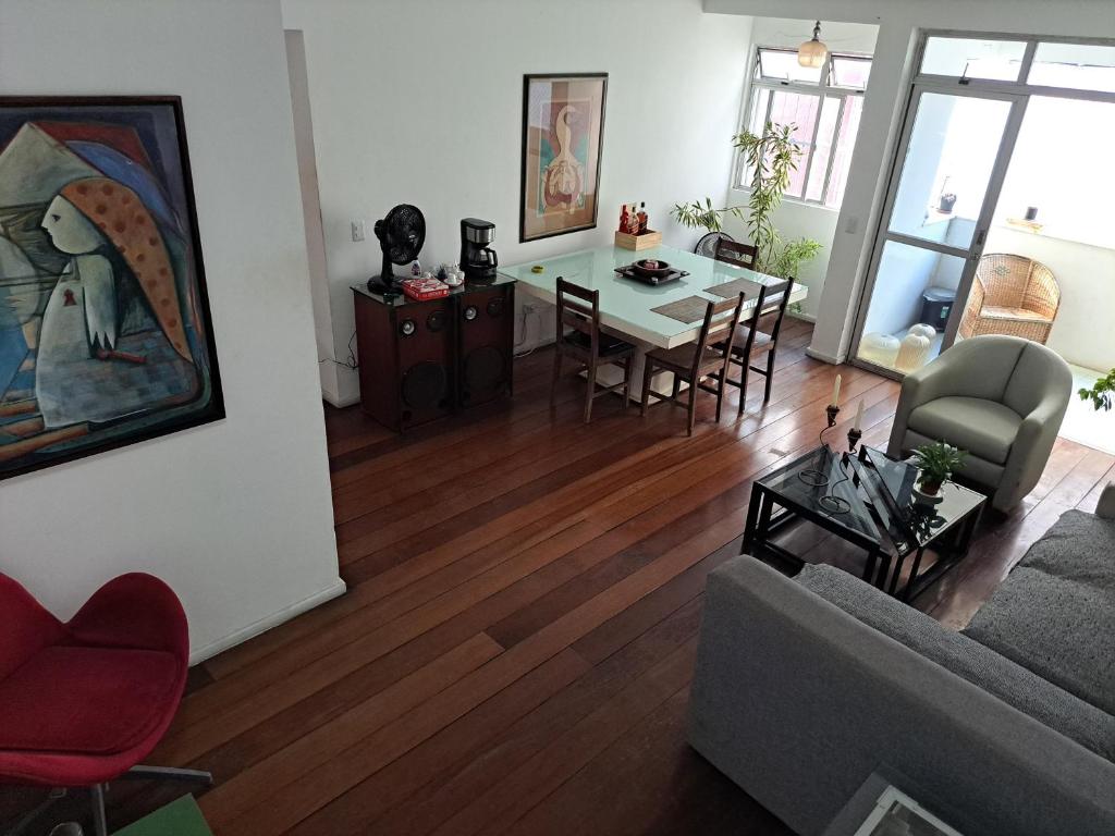 a living room with a table and a dining room at Quarto Familiar Aconchegante in Recife
