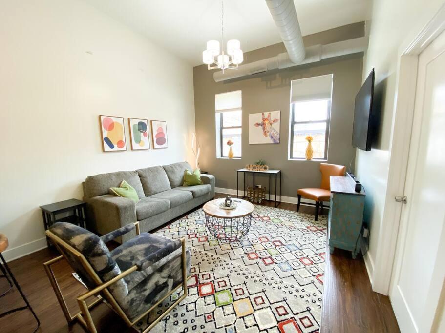een woonkamer met een bank en een tafel bij McCormick Place 420 friendly 2br/2ba with optional parking for up to 6 guests in Chicago