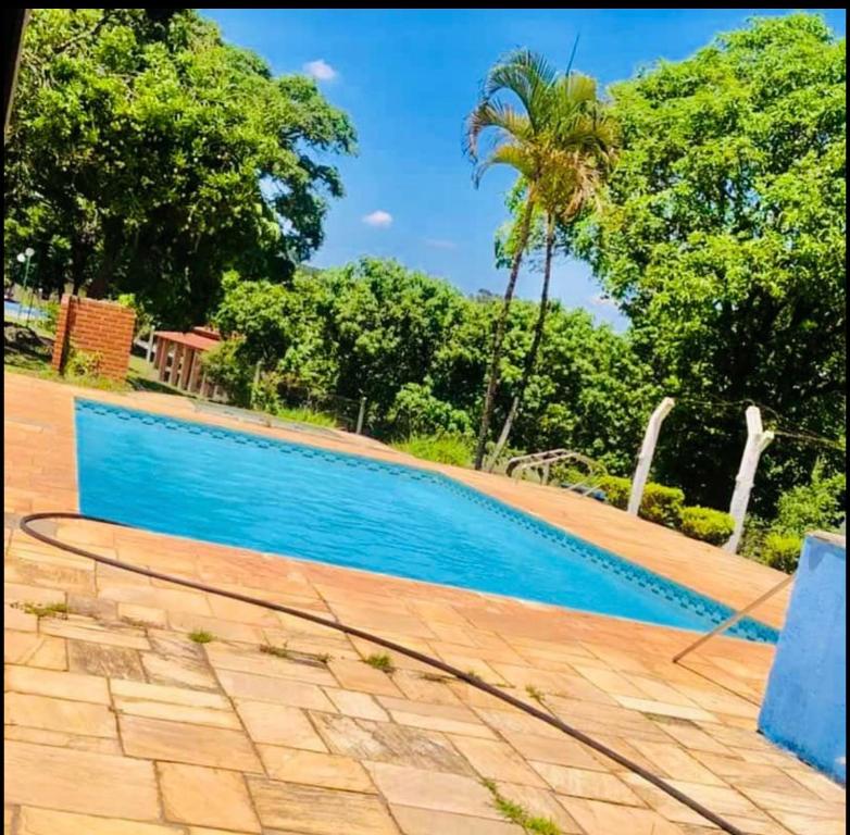 - une piscine dans une cour arborée dans l'établissement Rancho das Flores, à Tatuí
