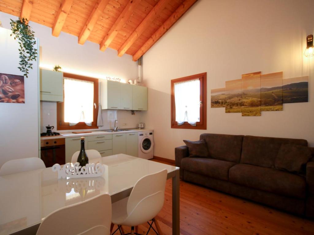 ein Wohnzimmer mit einem Tisch und einem Sofa in der Unterkunft DOMUS JESSICA in Campea
