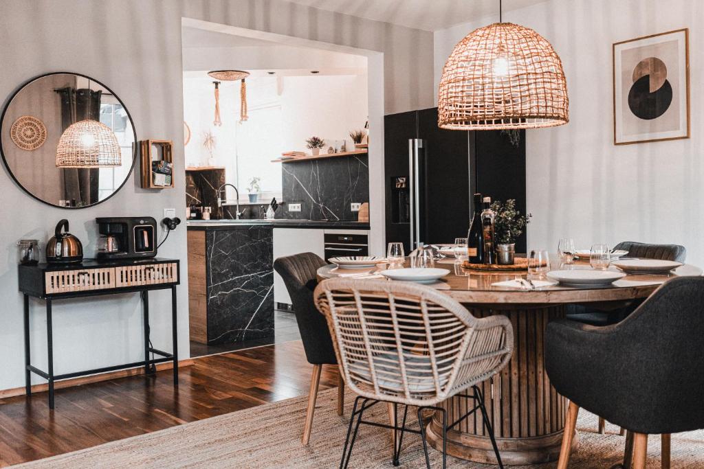 een keuken en eetkamer met een tafel en stoelen bij Feels like home in Ralingen
