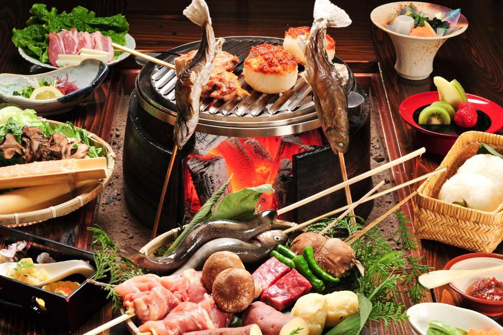 un tavolo con griglia e cibo sopra di Tatsumikan a Minakami