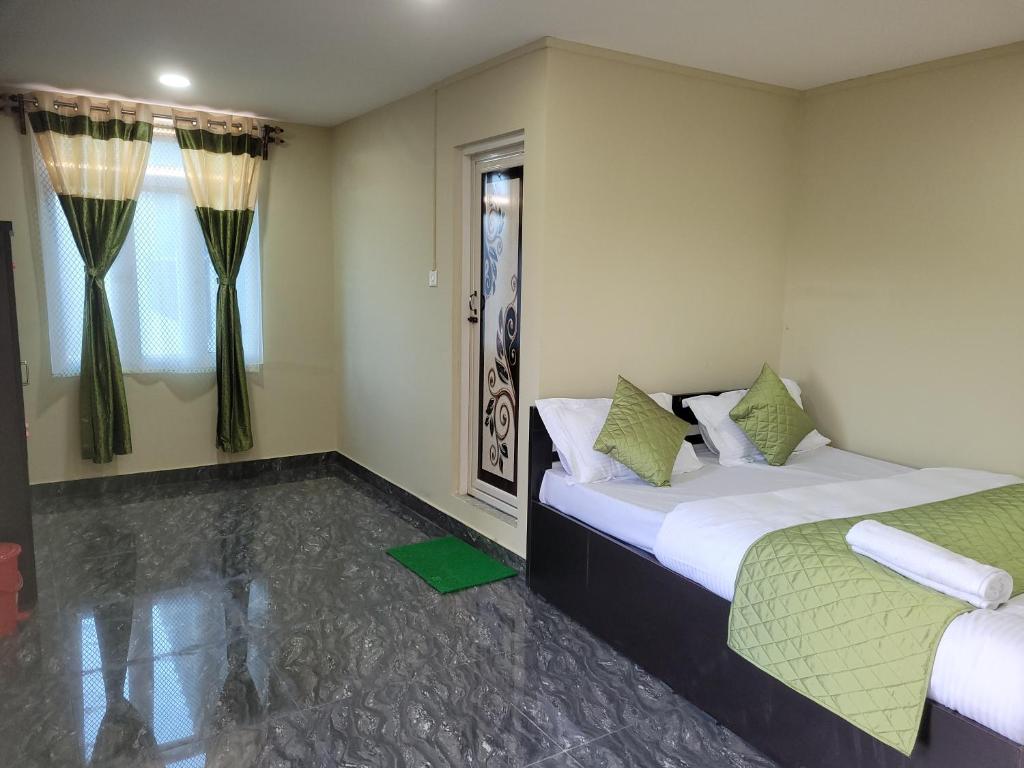 1 dormitorio con 2 camas y ventana en Vati guesthouse en Shillong
