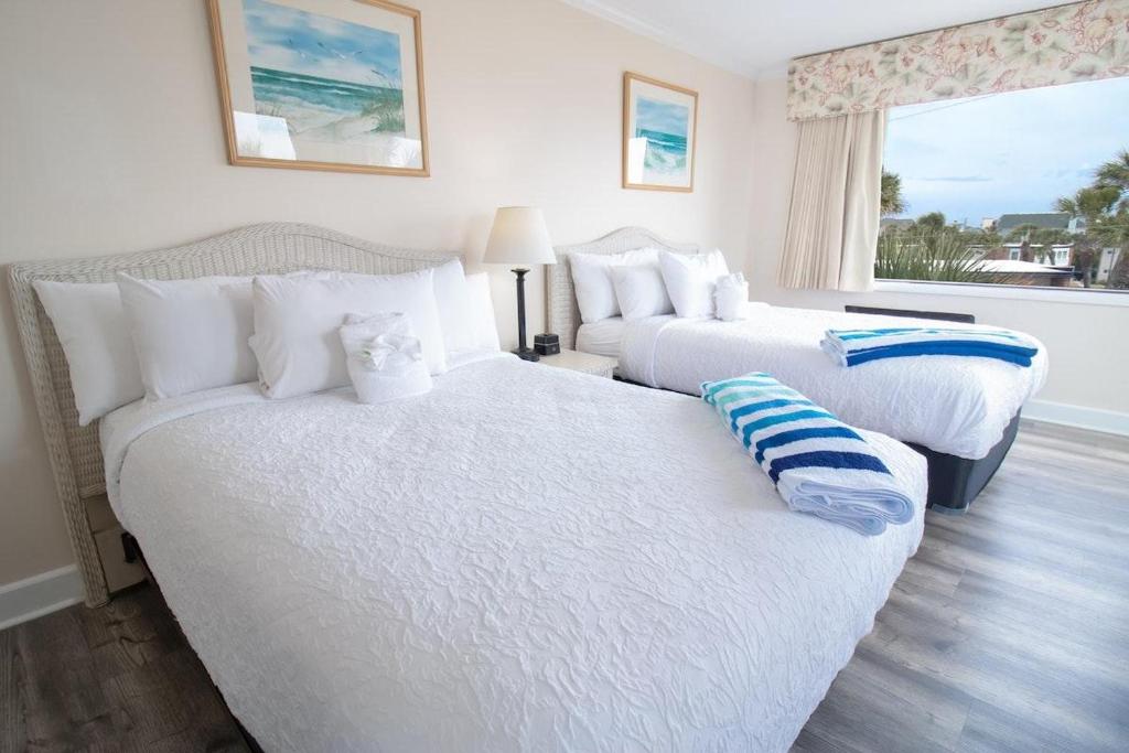 um quarto de hotel com duas camas e uma janela em 3rd Floor Close to Beach Sleeps 4 em Pawleys Island