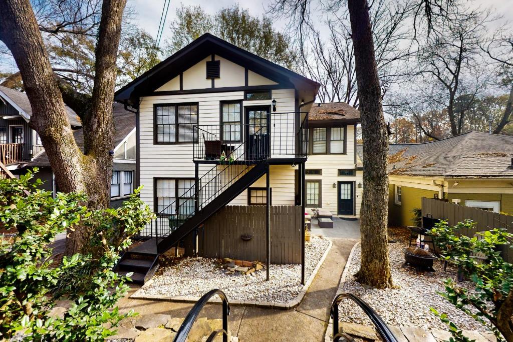 ein Haus mit einem Balkon an der Seite in der Unterkunft Luxury on Piedmont in Atlanta