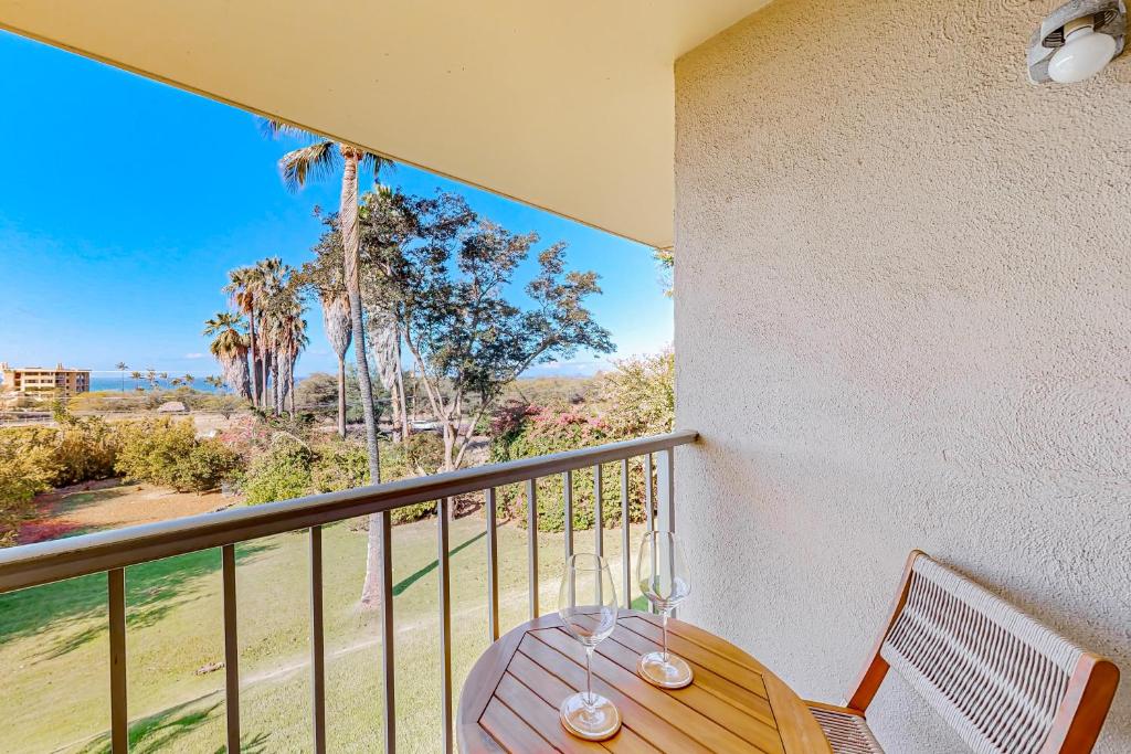 balcone con tavolo e vista sull'oceano di Hale Li'ili'i at Keawakapu #201 a Wailea