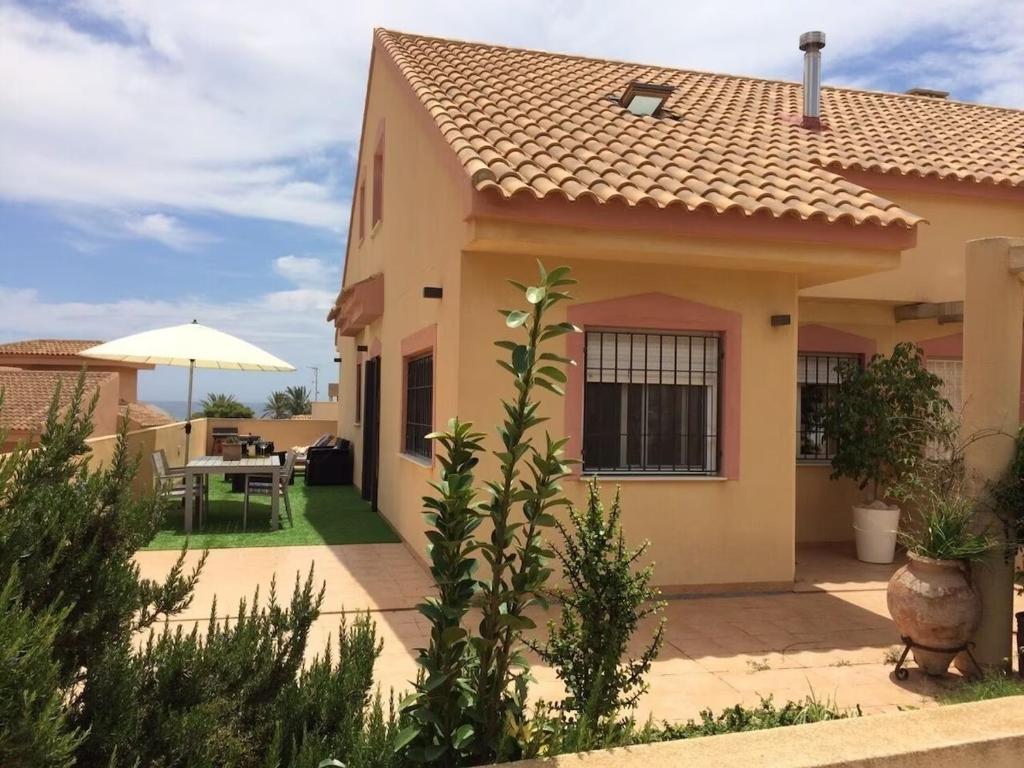 Casa con patio y sombrilla en Mi Lugarcito en ISLA PLANA, en Isla Plana