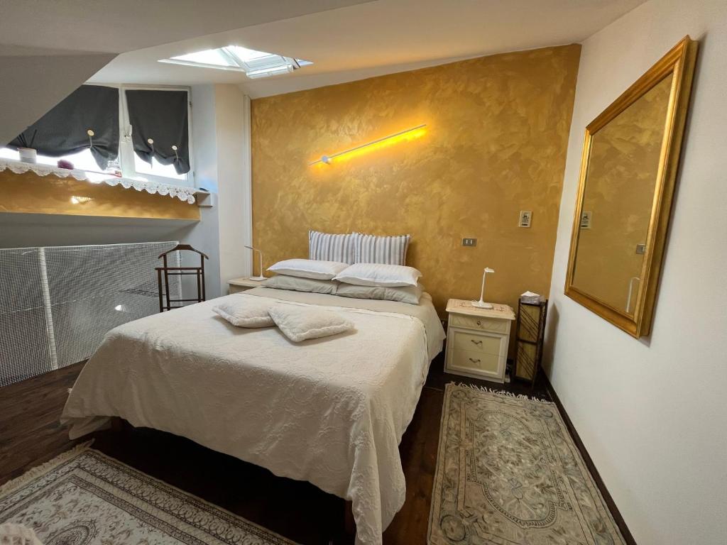 a bedroom with a bed with two towels on it at Casa di Adelaide in Schio