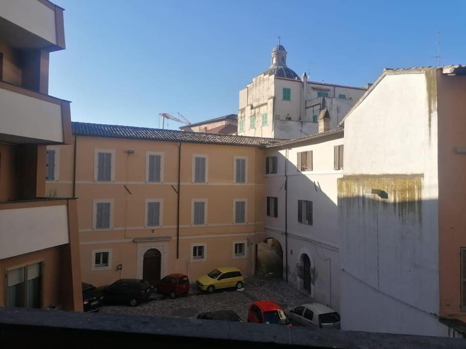 een groep gebouwen met auto's geparkeerd op een parkeerplaats bij Appartamento in centro storico ad uso esclusivo self check-in H24 in Foligno