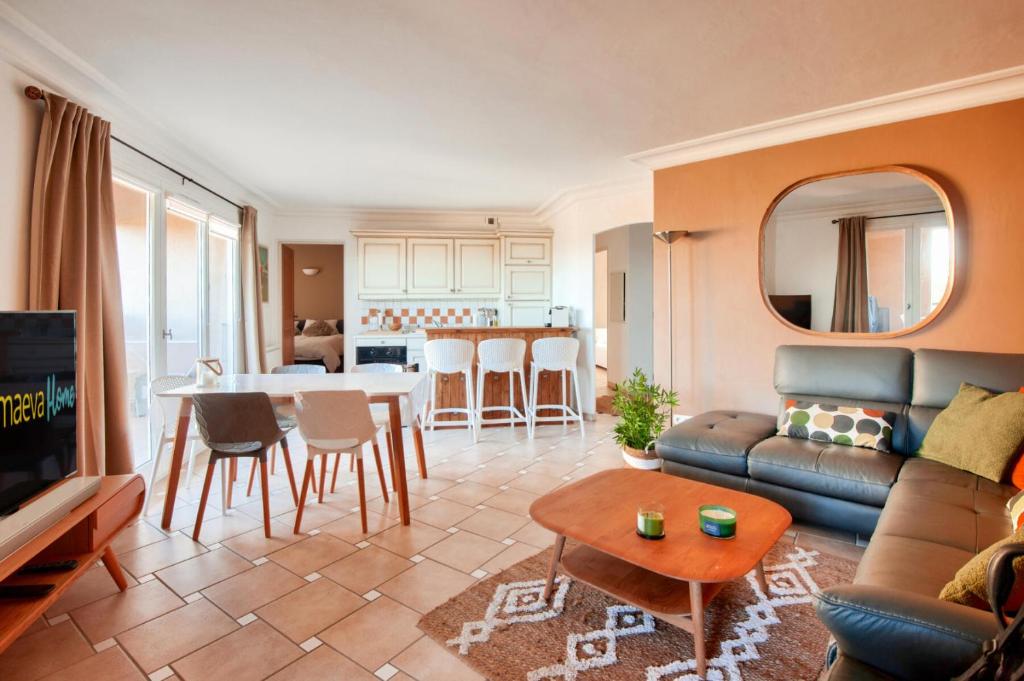 un salon avec un canapé et une table dans l'établissement Village Pont Royal en Provence - maeva Home - Appartement climatisé avec grande terrasse 4 pièces 7 personnes - Prestige - super Home MAE-3801, à Mallemort