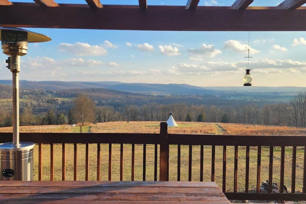 een uitzicht vanaf de veranda van een hut bij Valley Views Serene Retreat 