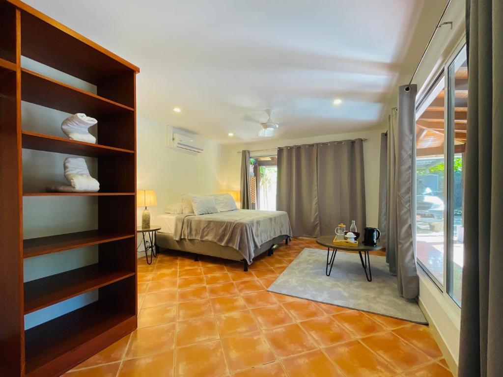 1 dormitorio con 1 cama y 1 mesa en una habitación en Private Room Playa Negra, en Playa Negra