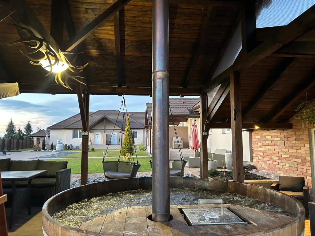 Patio alebo iná vonkajšia časť ubytovania Dióliget Cottage Sárvár
