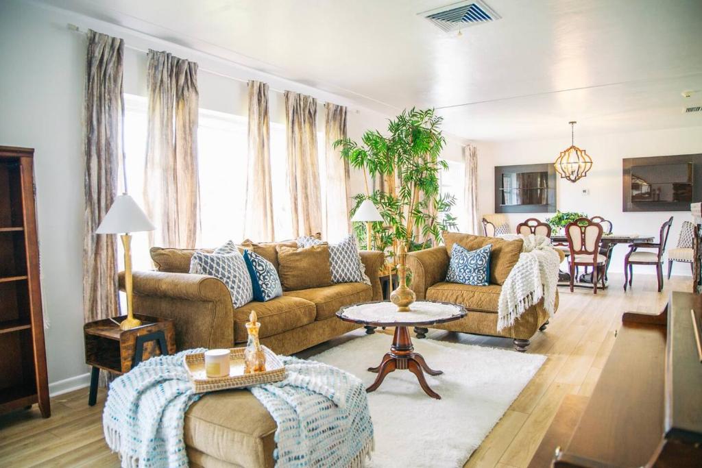 sala de estar con sofá y mesa en The Whimsical Ranch- Message For Spring Discount, en Homestead