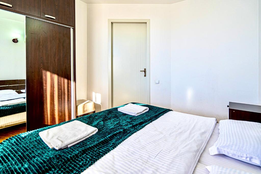 Postel nebo postele na pokoji v ubytování 3-room apartment NFT Gudauri Penta 301