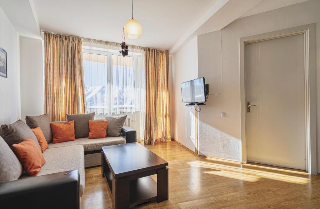 TV a/nebo společenská místnost v ubytování 3-room apartment NFT Gudauri Penta 301