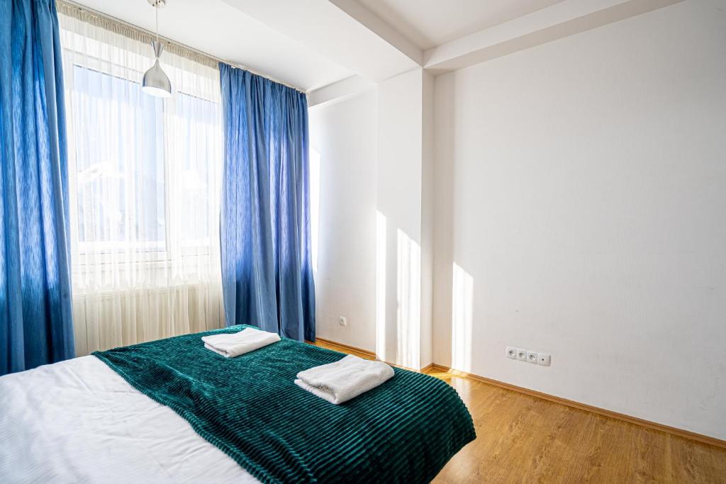 Postel nebo postele na pokoji v ubytování 3-room apartment NFT Gudauri Penta 301