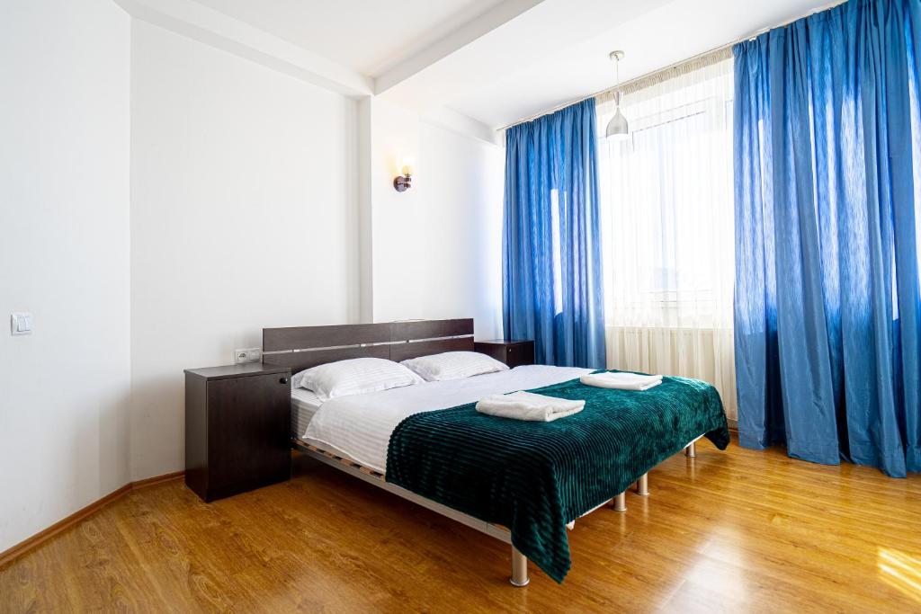 Postel nebo postele na pokoji v ubytování 3-room apartment NFT Gudauri Penta 301
