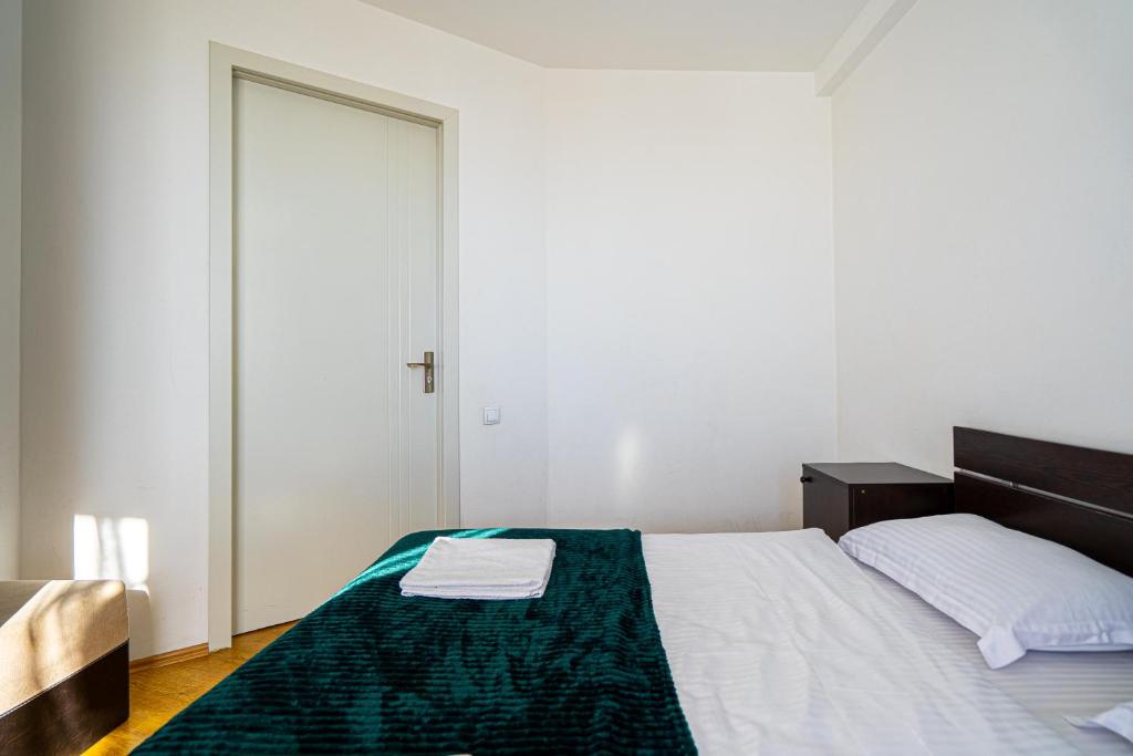Postel nebo postele na pokoji v ubytování 3-room apartment NFT Gudauri Penta 301