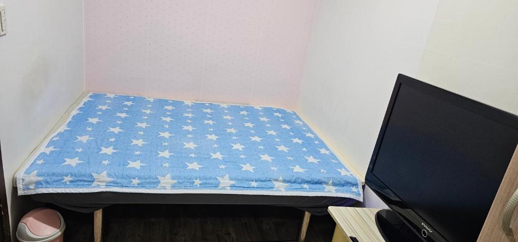Uma cama com um cobertor de bandeira americana. em I Want Livingtel em Yongin