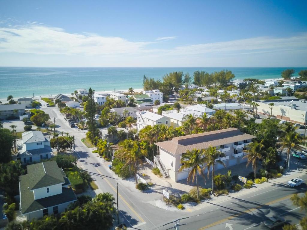 - une vue aérienne sur une ville avec des palmiers et l'océan dans l'établissement Terrace Condo 1, à Holmes Beach