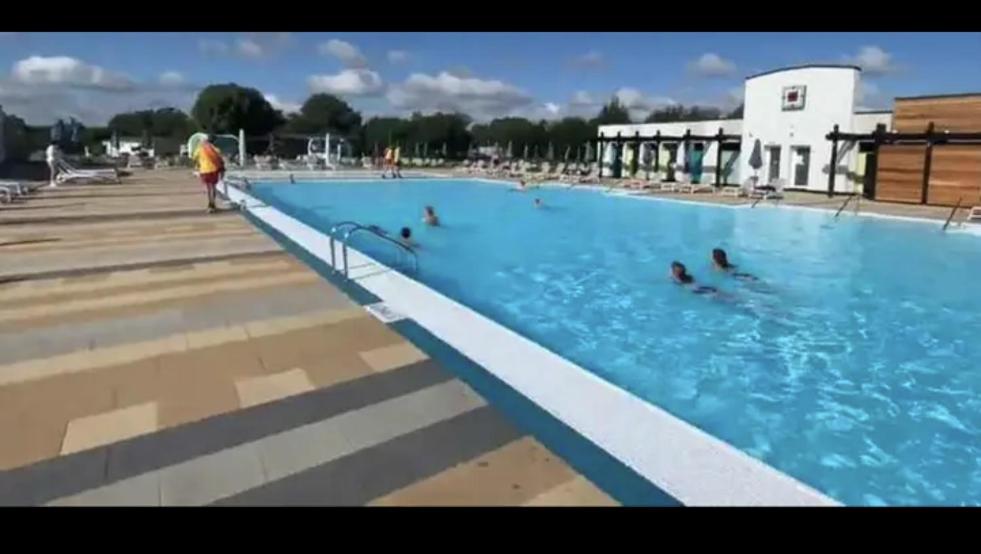 una grande piscina con persone in acqua di Home from Home Lettings at Tattershall Lakes - The Green a Tattershall