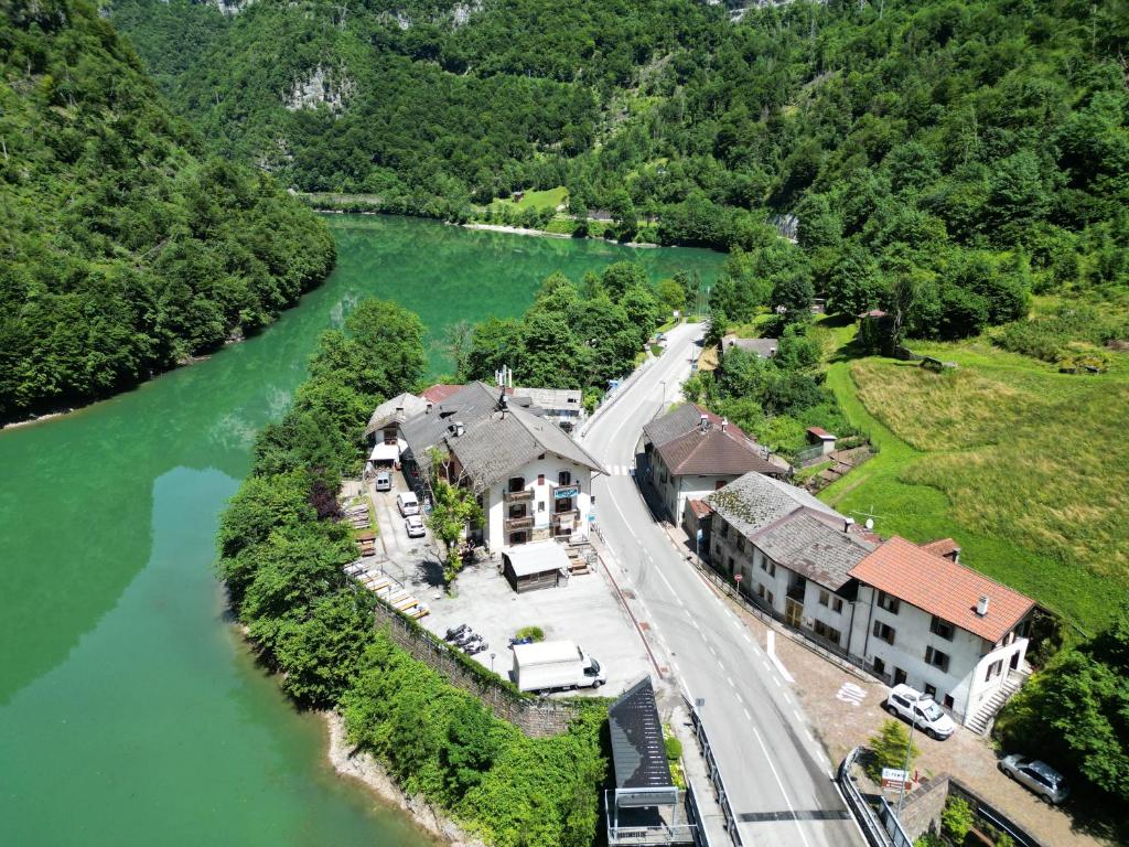 eine Luftansicht eines Hauses neben einem Fluss in der Unterkunft ALBERGO AL LAGO in Imer