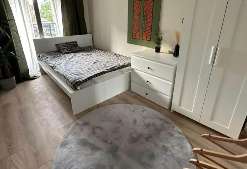 - une chambre avec un lit, une commode et un tapis dans l'établissement Nalyapan Apartmanı, à Konak