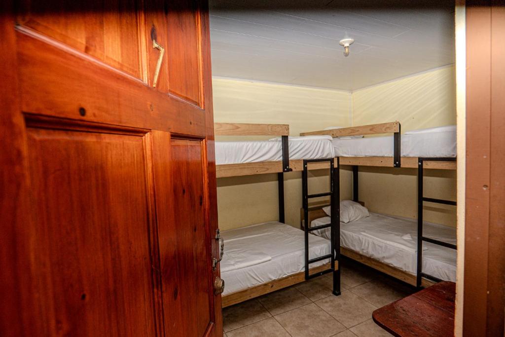 Postel nebo postele na pokoji v ubytování Costa Linda Art Hostel