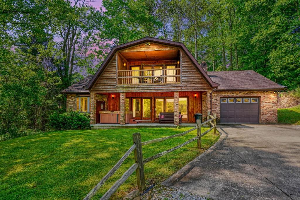 una grande casa con portico e garage di Lakewood Cottage a Logan