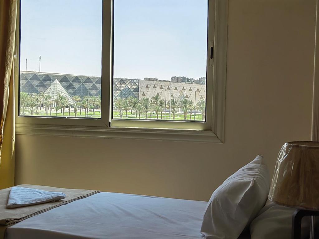 Postel nebo postele na pokoji v ubytování Grand Egyptian Museum View Inn