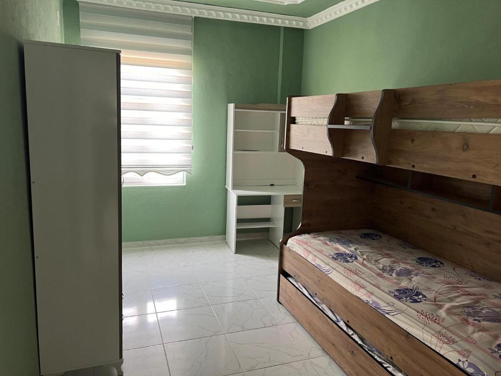 een slaapkamer met 2 stapelbedden en een raam bij Villa Leyla 