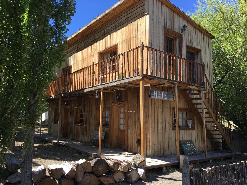 Blockhaus mit Terrasse und Balkon in der Unterkunft Estancia Santa Thelma in Gobernador Gregores