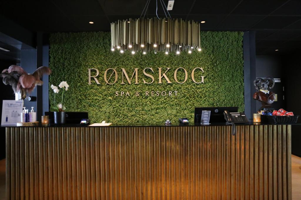 a sign that says ronskoto on a green wall at Rømskog Spa & Resort - Unike Hoteller in Rømskog