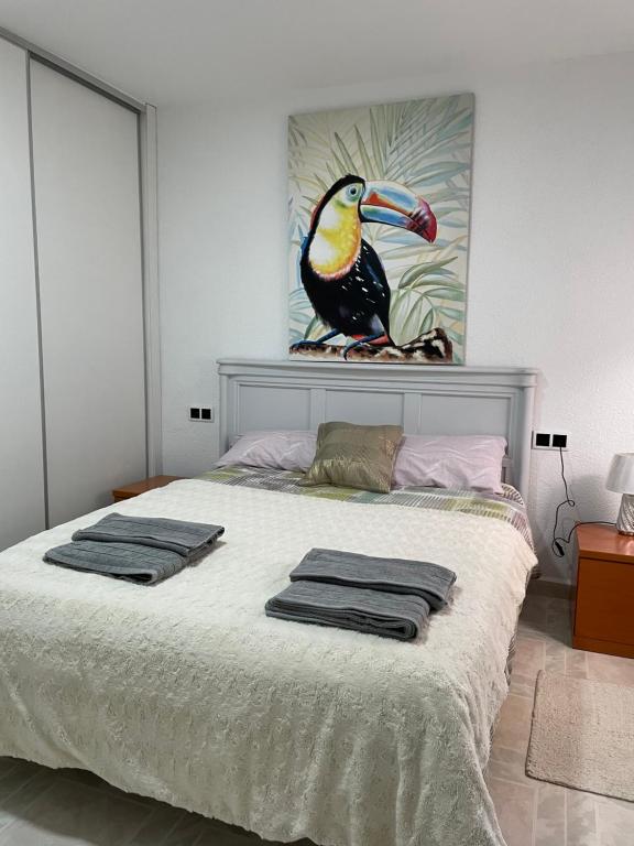 1 dormitorio con 1 cama extragrande y toallas. en Habitación Sol Connect, en Alicante