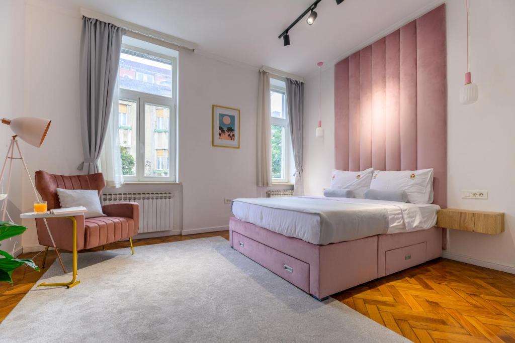 Ένα ή περισσότερα κρεβάτια σε δωμάτιο στο Crown Apartments