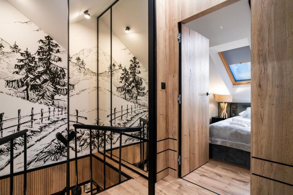 a room with a glass door leading to a bedroom at Apartament pod Górskim Niebem by Apart Concept Podhale in Kościelisko