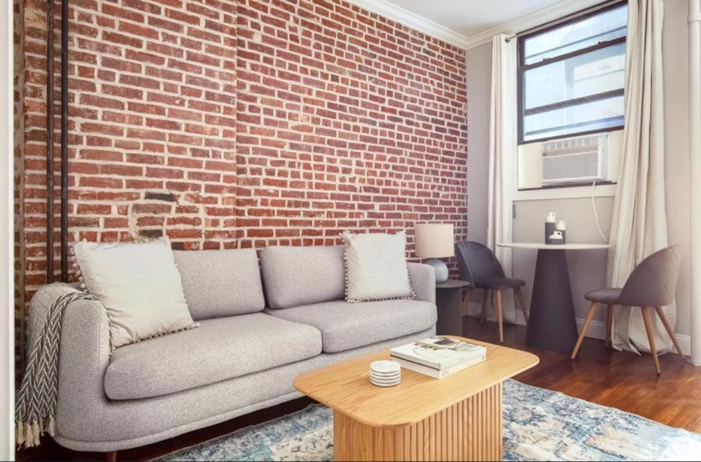 A seating area at Cozy 2 bedroom near Time Square